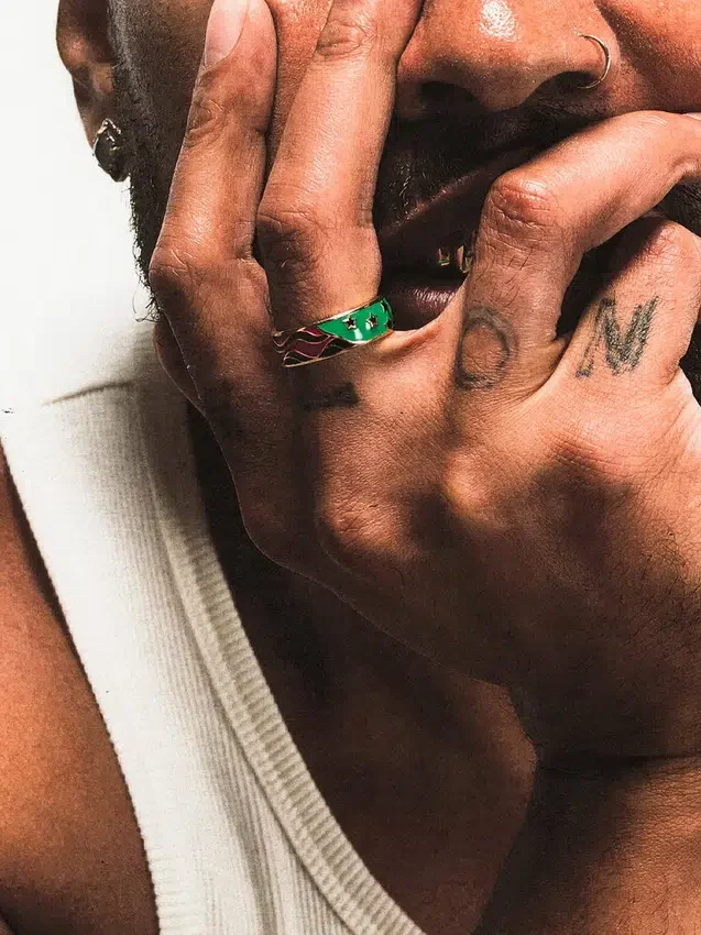 Anello con bandiera