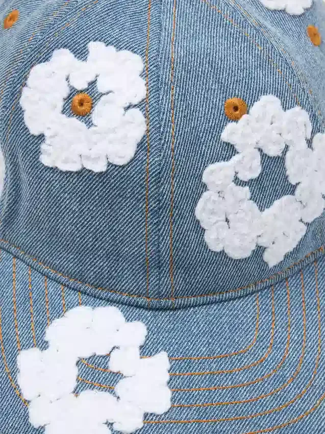 Cappellino in Denim grezzo con motivo "Cotton Wreath", lavaggio chiaro