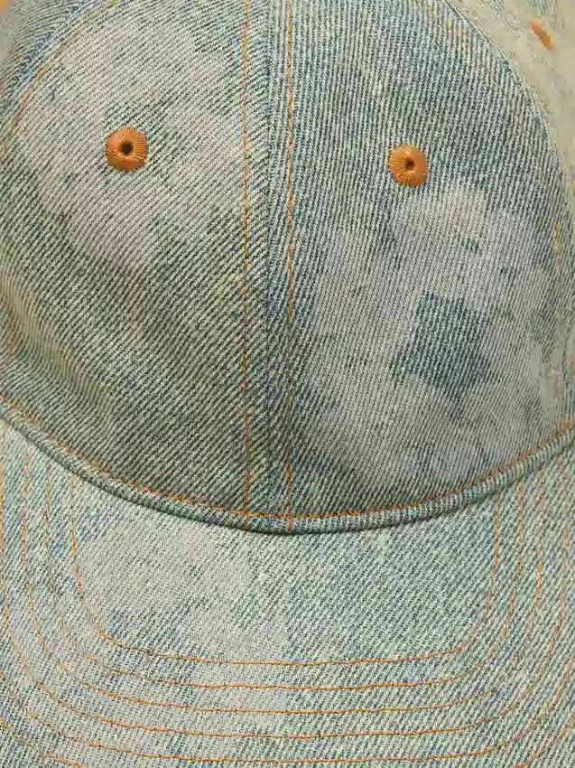 Cappellino in Denim grezzo con motivo "Cotton Wreath" monocromatico, lavaggio scuro