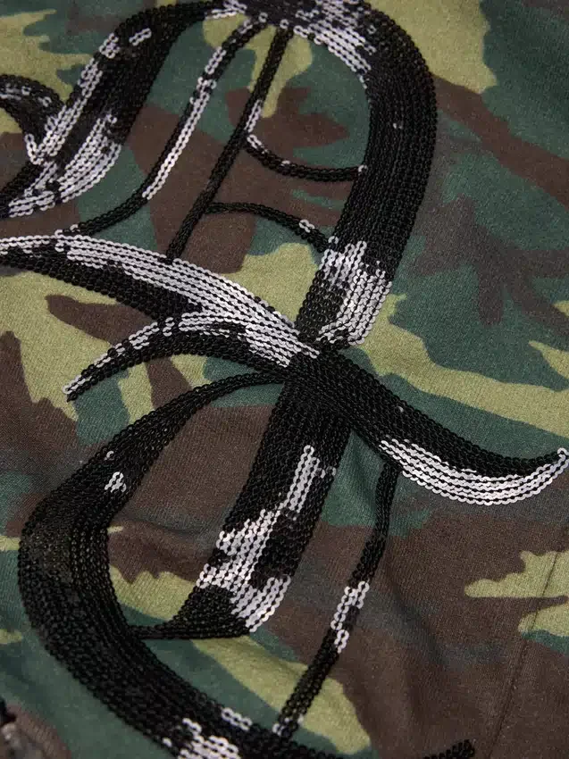 Felpa con cappuccio e zip con inserti in paillettes sulle maniche, mimetica
