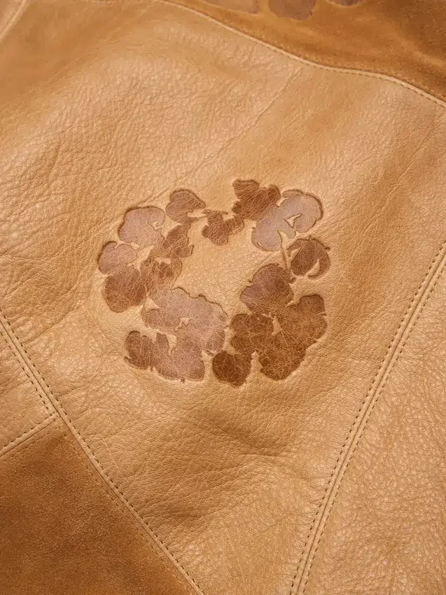 Felpa con cappuccio in pelle e pelle scamosciata patchwork con motivo "Cotton Wreath", marrone