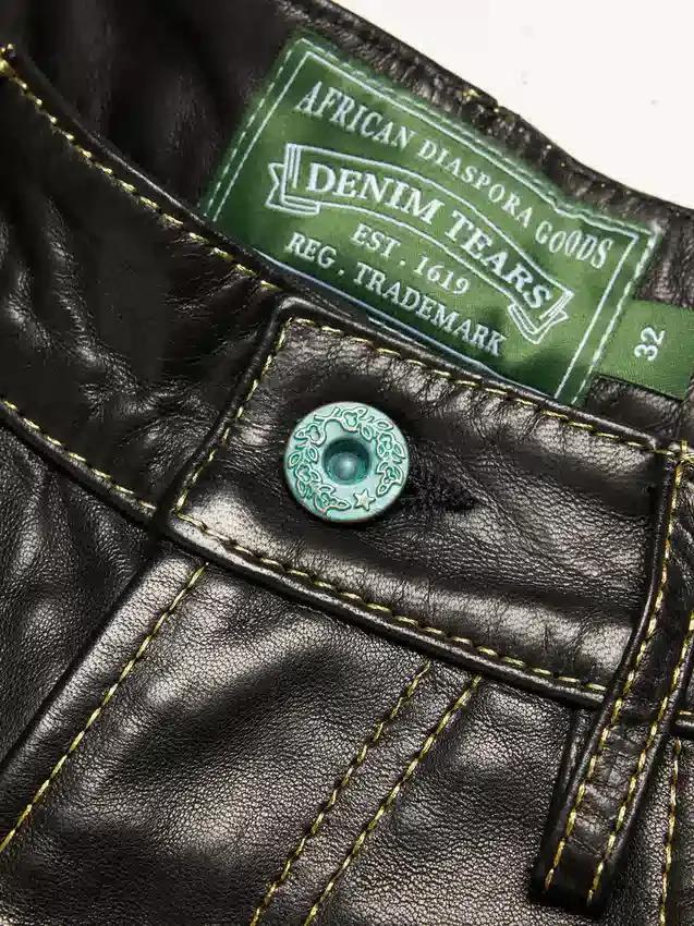 Pantaloncini in pelle borchiati Libertas