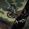 Pantaloni della tuta mimetici con paillettes e orlo aperto