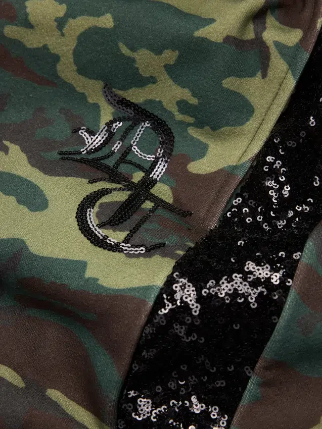 Pantaloni della tuta mimetici con paillettes e orlo aperto